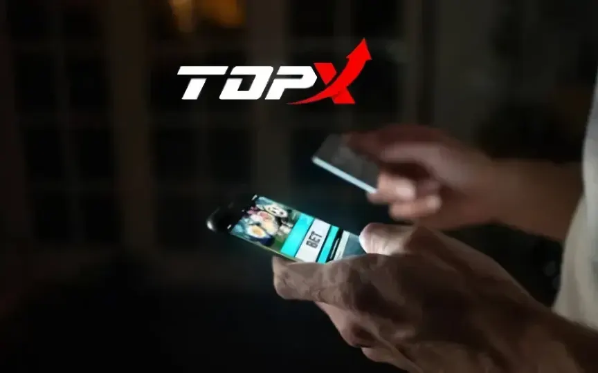 Pessoa conferindo no celular o endereço de um site de cassino