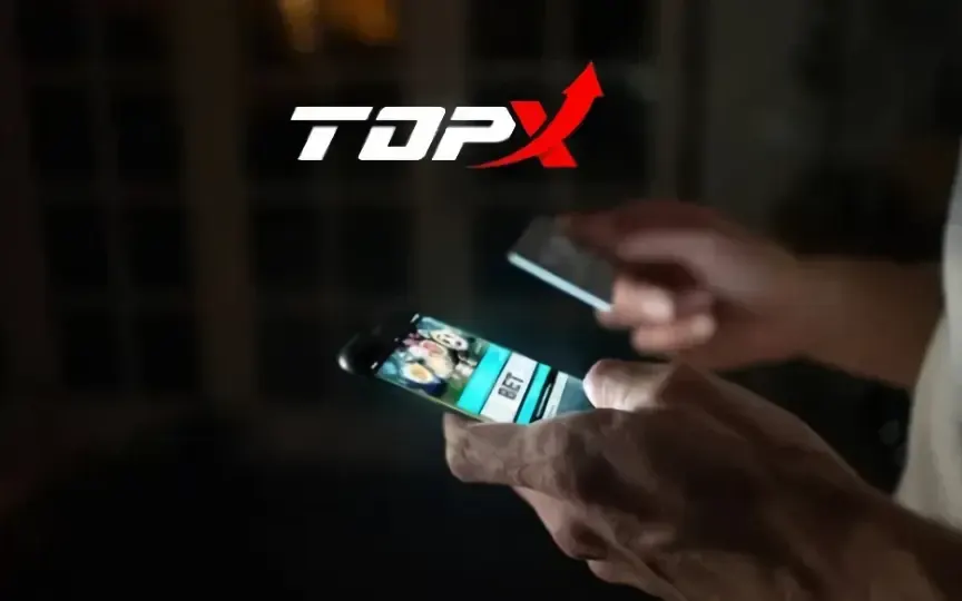 Celular nas mãos com uma conversa de atendimento aberta